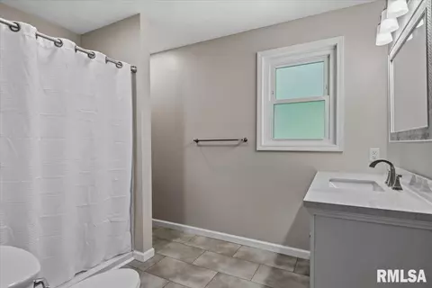 Bath - 408 Golf Rd, Springfield, IL 62704 photo 2 of 5