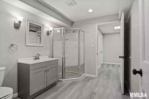 Bath - 408 Golf Rd, Springfield, IL 62704 photo 4 of 5
