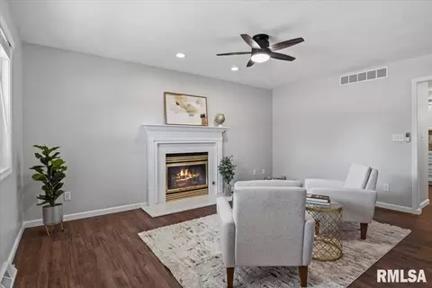 Living - 408 Golf Rd, Springfield, IL 62704 photo 6 of 7