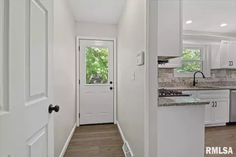 Entry Way - 408 Golf Rd, Springfield, IL 62704 photo 4 of 5