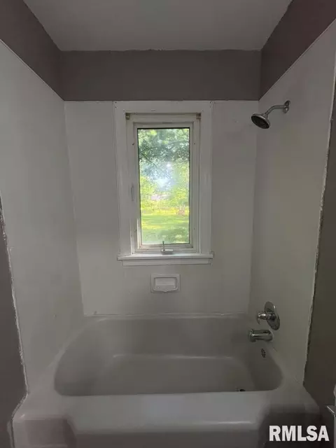 Bath - 2216 E Lawrence Ave, Springfield, IL 62703 photo 2 of 2