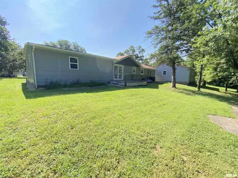 Exterior - 315 E Hickory St, Thayer, IL 62689 photo 2 of 7