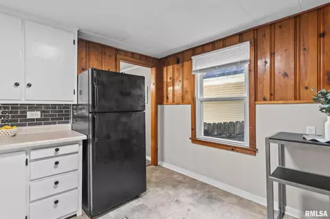 Kitchen - 2517 Holmes Ave, Springfield, IL 62704 photo 1 of 2