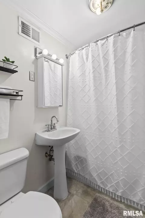 Bath - 2517 Holmes Ave, Springfield, IL 62704 photo 1 of 3