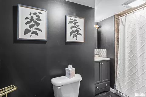 Bath - 2517 Holmes Ave, Springfield, IL 62704 photo 3 of 3