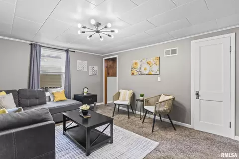Living - 2517 Holmes Ave, Springfield, IL 62704 photo 1 of 3