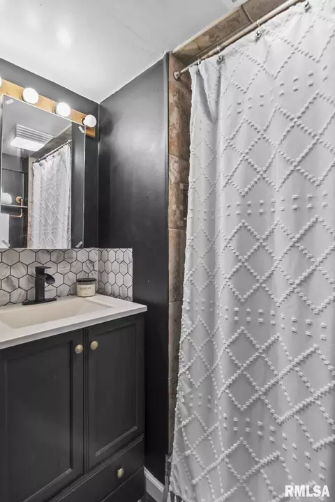 Bath - 2517 Holmes Ave, Springfield, IL 62704 photo 2 of 3