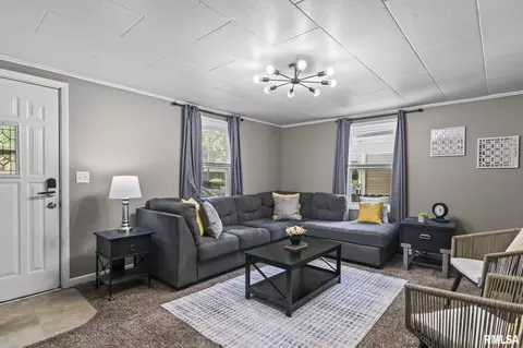 Living - 2517 Holmes Ave, Springfield, IL 62704 photo 2 of 3