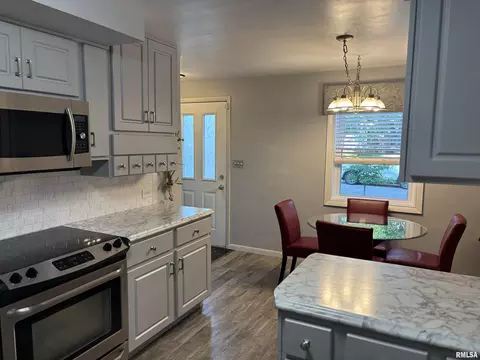 Kitchen - 17 Lambert Ln, Springfield, IL 62704 photo 2 of 2