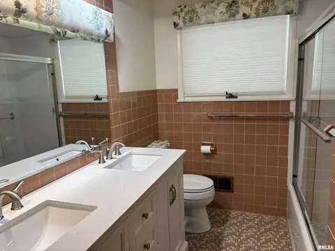 Bath - 17 Lambert Ln, Springfield, IL 62704 photo 1 of 5