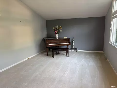 Living - 17 Lambert Ln, Springfield, IL 62704 photo 1 of 2