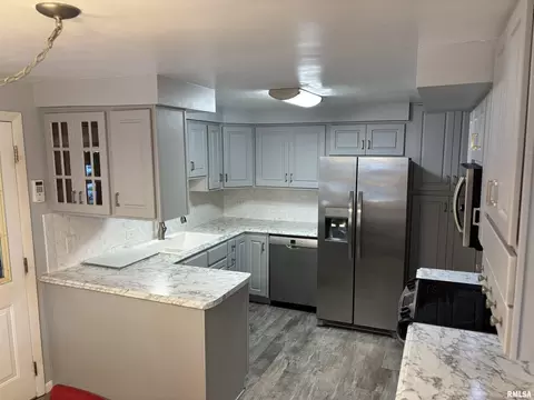 Kitchen - 17 Lambert Ln, Springfield, IL 62704 photo 1 of 2