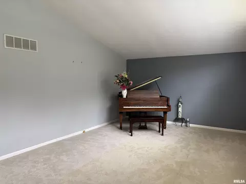 Living - 17 Lambert Ln, Springfield, IL 62704 photo 2 of 2