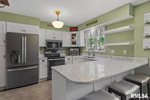 Kitchen - 4 Red Oak Ln, Springfield, IL 62712 photo 2 of 3