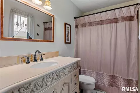 Bath - 4 Red Oak Ln, Springfield, IL 62712 photo 2 of 2