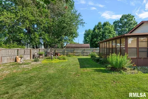 Exterior - 4 Red Oak Ln, Springfield, IL 62712 photo 9 of 11