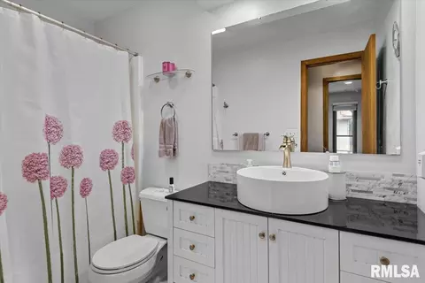 Bath - 4 Red Oak Ln, Springfield, IL 62712 photo 1 of 2