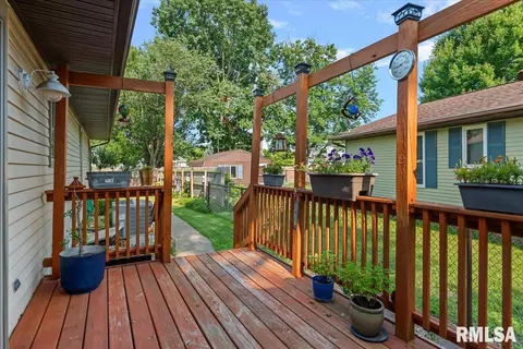 Exterior - 4 Red Oak Ln, Springfield, IL 62712 photo 6 of 11