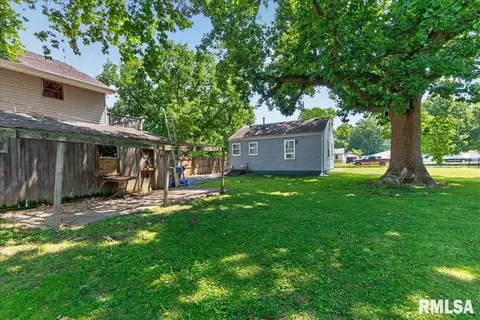 Exterior - 2827 S Walnut St, Springfield, IL 62704 photo 8 of 12