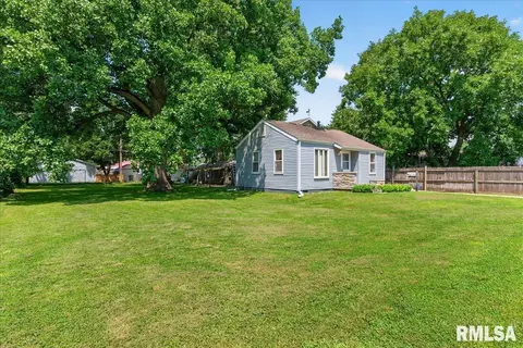 Exterior - 2827 S Walnut St, Springfield, IL 62704 photo 5 of 12