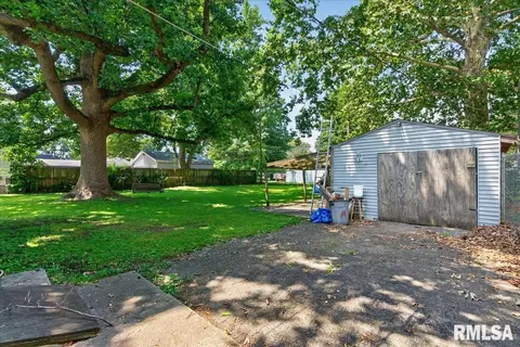 Exterior - 2827 S Walnut St, Springfield, IL 62704 photo 10 of 12