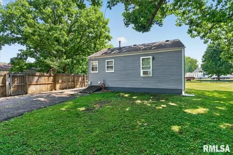 Exterior - 2827 S Walnut St, Springfield, IL 62704 photo 9 of 12