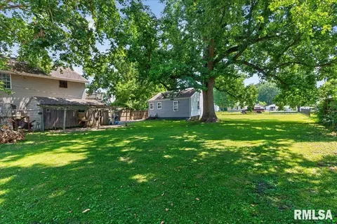 Exterior - 2827 S Walnut St, Springfield, IL 62704 photo 7 of 12