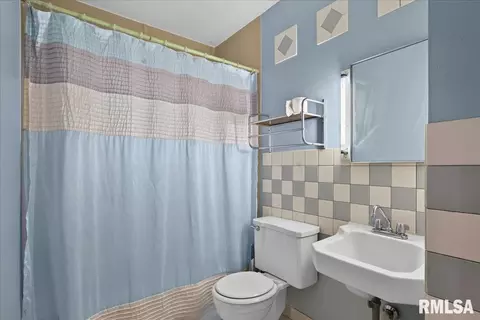 Bath - 2827 S Walnut St, Springfield, IL 62704 photo 1 of 1