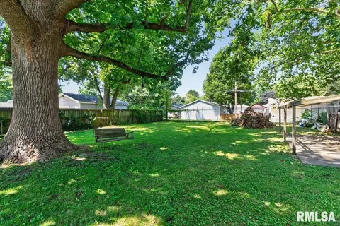 Exterior - 2827 S Walnut St, Springfield, IL 62704 photo 11 of 12