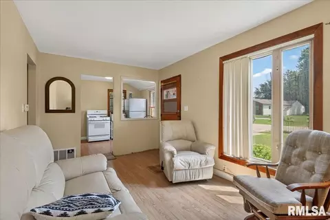 Living - 2827 S Walnut St, Springfield, IL 62704 photo 1 of 1