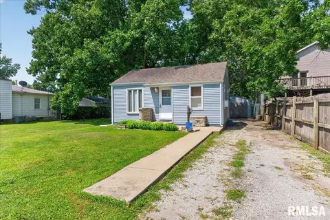 Exterior - 2827 S Walnut St, Springfield, IL 62704 photo 2 of 12
