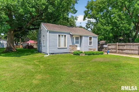Exterior - 2827 S Walnut St, Springfield, IL 62704 photo 4 of 12