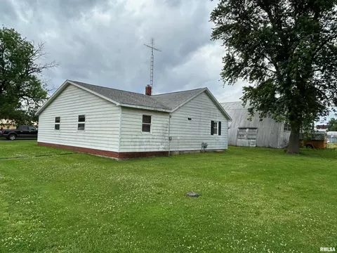 Exterior - 121 E Front St, Nokomis, IL 62075 photo 2 of 2