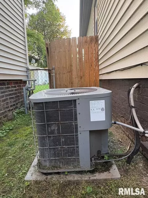 Exterior - 1417 S State St, Springfield, IL 62704 photo 11 of 11