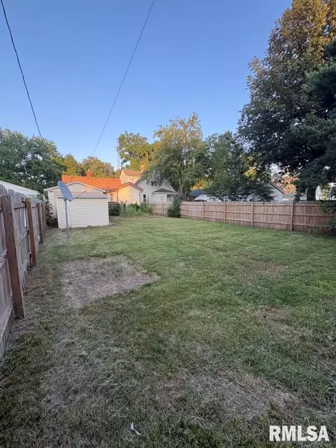 Exterior - 1417 S State St, Springfield, IL 62704 photo 9 of 11
