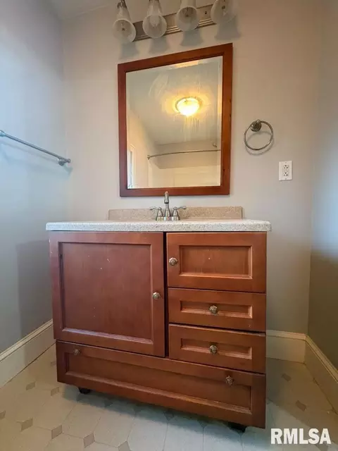 Bath - 1417 S State St, Springfield, IL 62704 photo 2 of 3