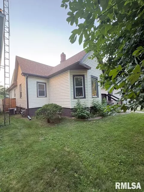 Exterior - 1417 S State St, Springfield, IL 62704 photo 4 of 11
