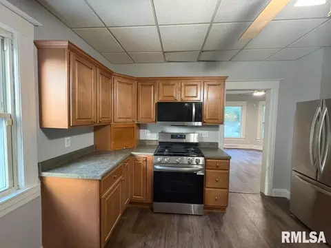 Kitchen - 1417 S State St, Springfield, IL 62704 photo 3 of 3