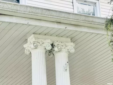 Exterior - 1058 N 6th St, Springfield, IL 62702 photo 6 of 7