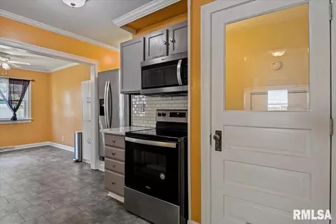 Entry Way - 2924 S 3rd St, Springfield, IL 62703 photo 1 of 7