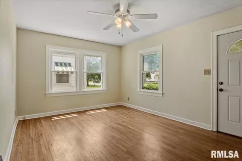 Living - 2924 S 3rd St, Springfield, IL 62703 photo 2 of 4
