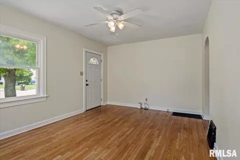 Living - 2924 S 3rd St, Springfield, IL 62703 photo 3 of 4