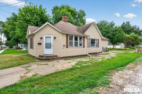 134 Stoddard St, Virden, IL 62690 photo 2