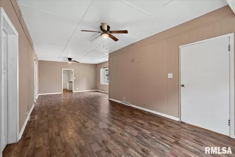 134 Stoddard St, Virden, IL 62690 photo 6