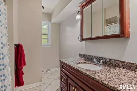 Bath - 12 Wenzel Ln, Springfield, IL 62702 photo 1 of 2