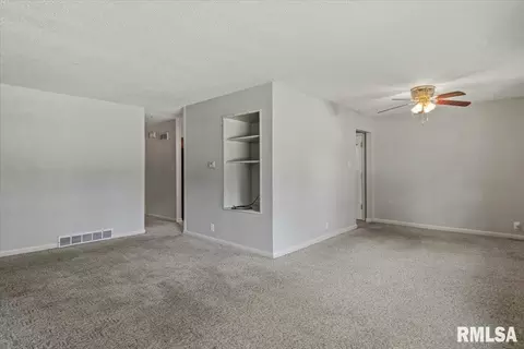 Living - 12 Wenzel Ln, Springfield, IL 62702 photo 2 of 4