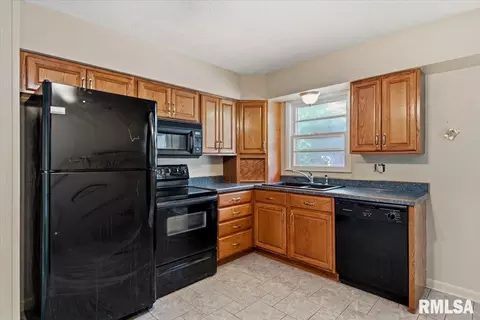 Kitchen - 12 Wenzel Ln, Springfield, IL 62702 photo 2 of 2