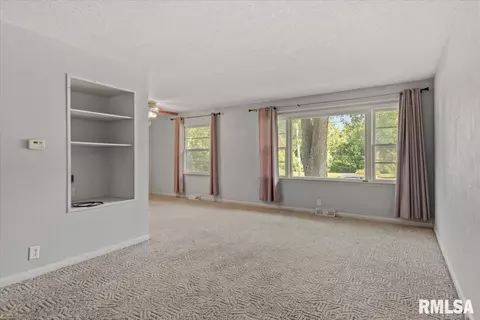 Living - 12 Wenzel Ln, Springfield, IL 62702 photo 1 of 4