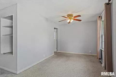 Living - 12 Wenzel Ln, Springfield, IL 62702 photo 4 of 4