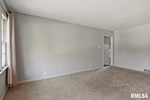 Living - 12 Wenzel Ln, Springfield, IL 62702 photo 3 of 4